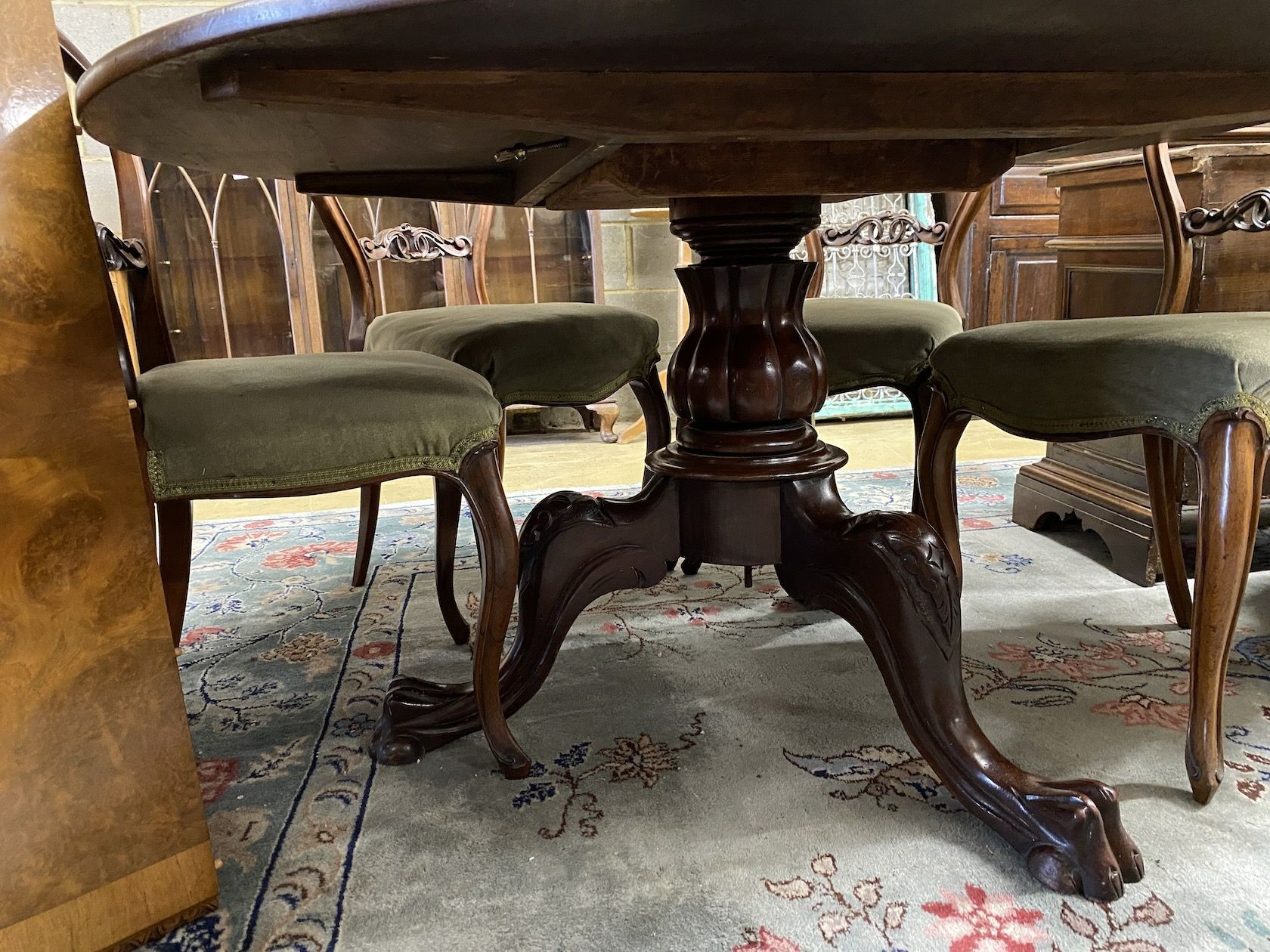A Victorian circular mahogany breakfast table, diameter 128cm, height 71cm